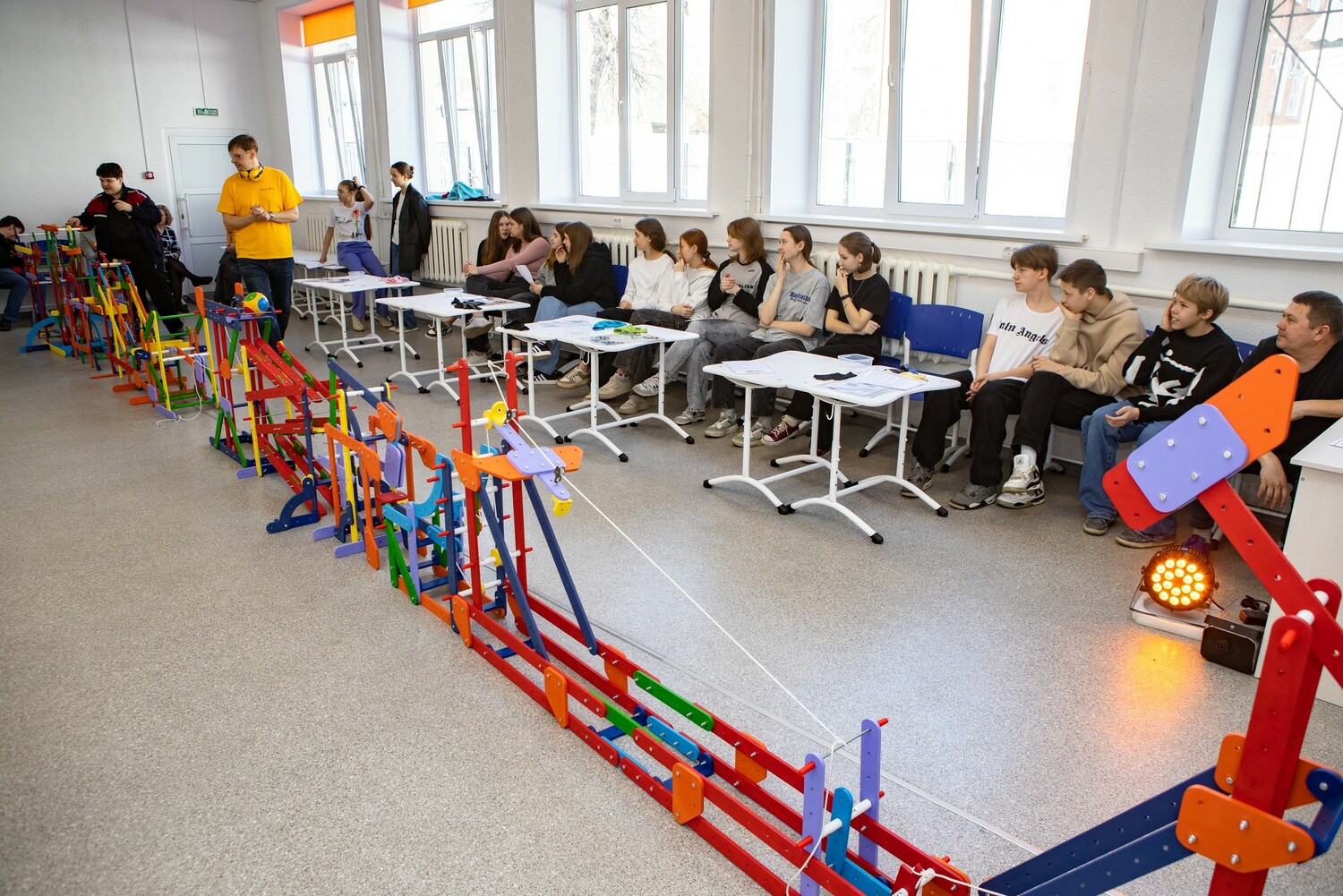 «Машина Голдберга» - это хитроумная цепная реакция между простыми механизмами, где один элемент приводит в действие другой.